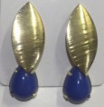 Brinco dourado com pedra azul